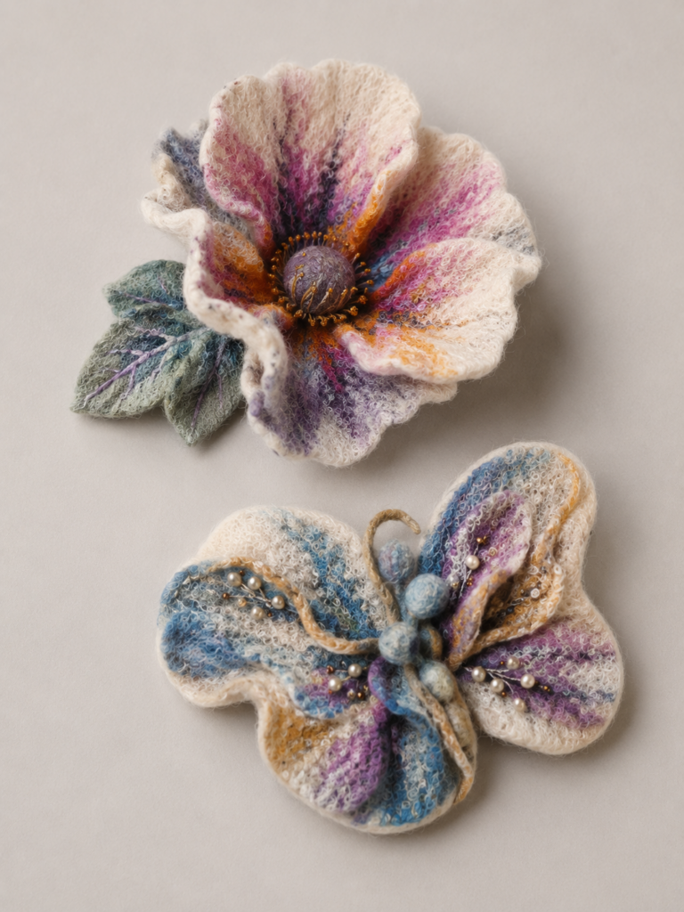 Decorative brooch in felted wool, the perfect affordable accessory to elevate your outfits.